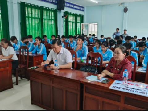 Gặp gỡ và chào tặng quỹ khuyến học tại trường lai vung