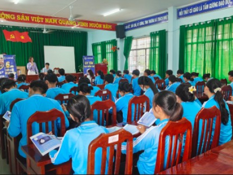 Gặp gỡ và chào tặng quỹ khuyến học tại trường lai vung