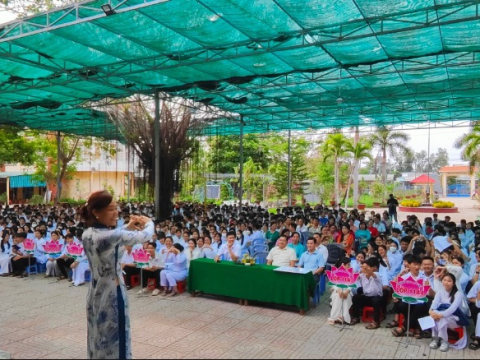 Gặp gỡ và chào tặng quỹ khuyến học tại trường lai vung