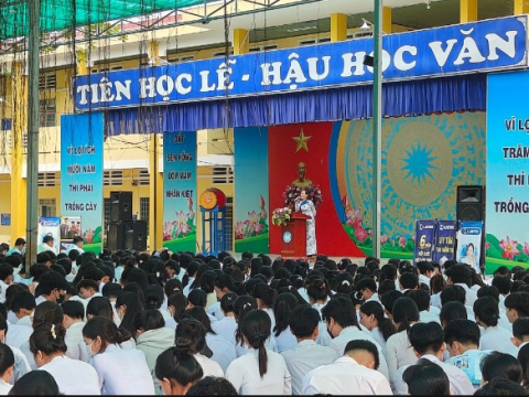 Gặp gỡ và chào tặng quỹ khuyến học tại trường lai vung
